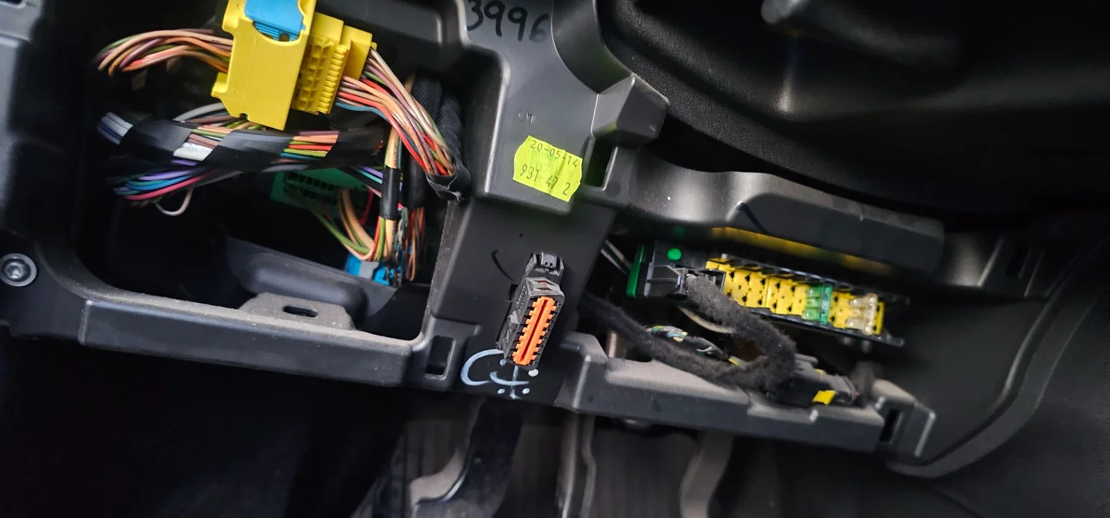 Foto de CAJA RELES / FUSIBLES CITROEN C4 CACTUS 1.2 12V VTi (82 CV / 60 KW)