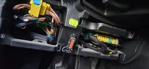 Foto de CAJA RELES / FUSIBLES CITROEN C4 CACTUS 1.2 12V VTi (82 CV / 60 KW)
