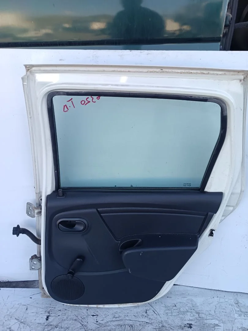 Foto de GUARNECIDO PUERTA TRASERA DERECHA DACIA DUSTER I 1.5 dCi Diesel CAT (86 CV / 63 KW) referencia 829A00119R