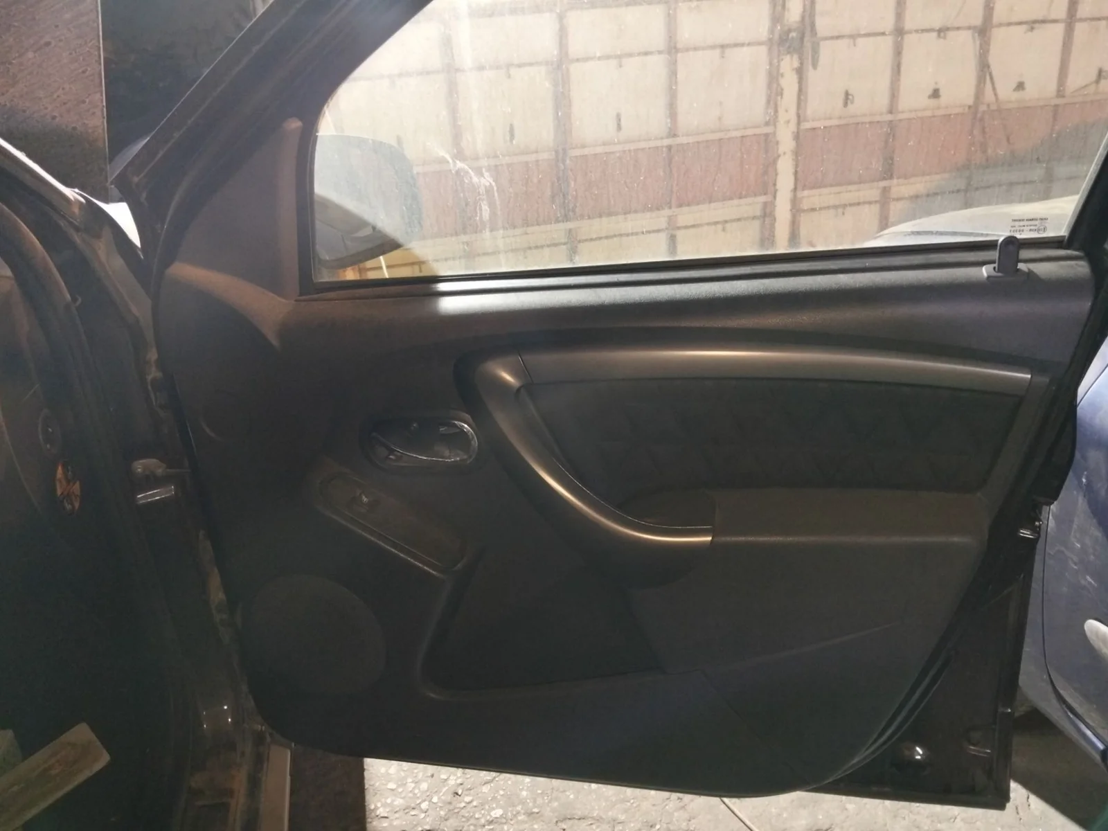 Foto de GUARNECIDO PUERTA DELANTERA DERECHA DACIA DUSTER I 1.2 16V TCE CAT (125 CV / 92 KW) referencia 809003894R