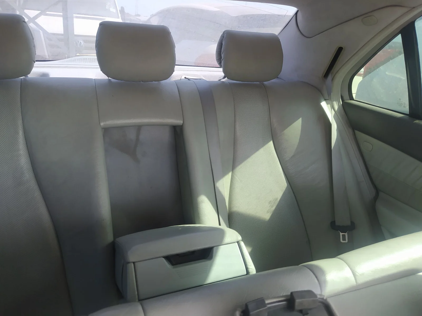 Foto de ENGANCHE CINTURON TRASERO IZQUIERDO MERCEDES-BENZ CLASE S (BM 220) BERLINA 3.2 V6 18V CAT (224 CV / 165 KW)