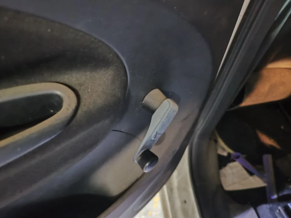 Foto de MANETA ELEVALUNAS TRASERA IZQUIERDA CITROEN C3 PICASSO 1.6 HDi FAP (92 CV / 68 KW) referencia 9653797777