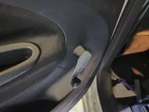 Foto de MANETA ELEVALUNAS TRASERA IZQUIERDA CITROEN C3 PICASSO 1.6 HDi FAP (92 CV / 68 KW) referencia 9653797777