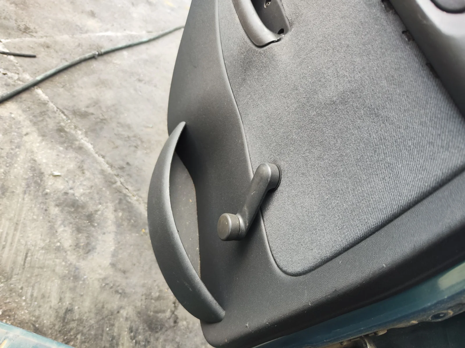 Foto de MANETA ELEVALUNAS TRASERA IZQUIERDA OPEL CORSA C 1.2 16V CAT (Z 12 XE / LW4) (75 CV / 55 KW)