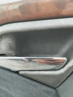 Foto de MANETA INTERIOR TRASERA IZQUIERDA MERCEDES-BENZ CLASE E (BM 210) BERLINA 3.0 Diesel CAT (136 CV / 100 KW) referencia A2107660164 9B51