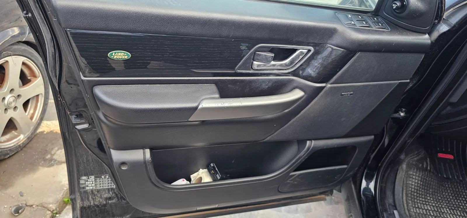 Foto de GUARNECIDO PUERTA DELANTERA IZQUIERDA LAND ROVER RANGE ROVER SPORT 2.7 Td V6 CAT (190 CV / 140 KW) referencia LR016879