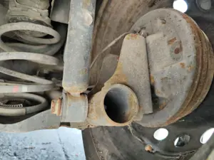 Foto de MANGUETA TRASERA DERECHA RENAULT CLIO III 1.2 16V (75 CV / 55 KW)