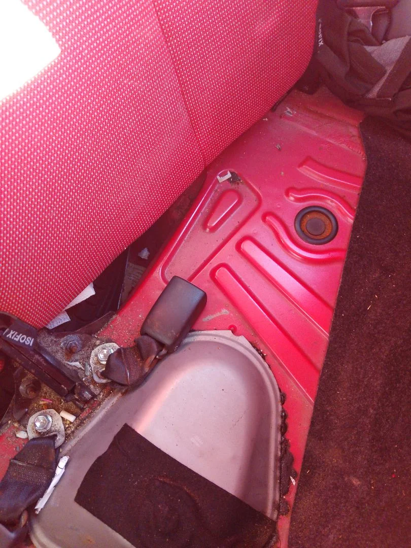 Foto de ENGANCHE CINTURON TRASERO IZQUIERDO PEUGEOT 107 1.0 CAT (384F) (68 CV / 50 KW)