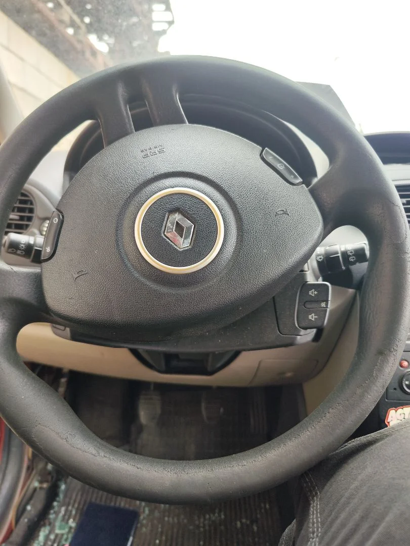 Foto de VOLANTE RENAULT CLIO III 1.5 dCi Diesel CAT (86 CV / 63 KW)