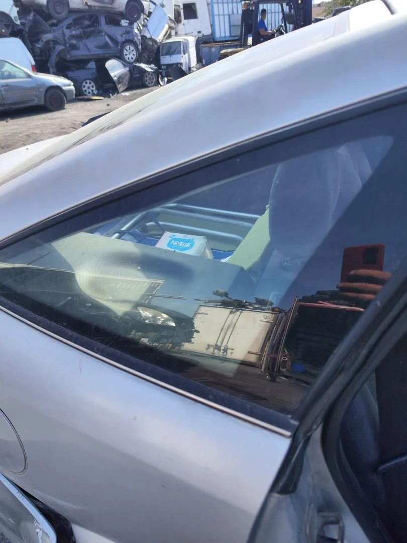 Foto de LUNA CUSTODIA TRASERA DERECHA OPEL VECTRA B BERLINA 2.0 DTI (101 CV / 74 KW)