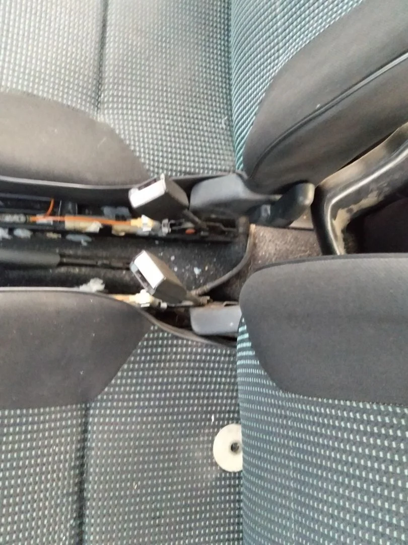 Foto de ENGANCHE CINTURON DELANTERO DERECHO PEUGEOT 106 (S2) 1.1 (60 CV / 44 KW)