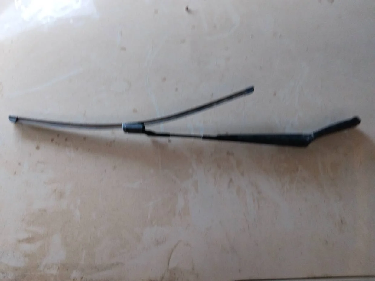 Foto de BRAZO LIMPIA DELANTERO IZQUIERDO VOLKSWAGEN PASSAT BERLINA (3C2) 2.0 TDI (140 CV / 103 KW) referencia 4707