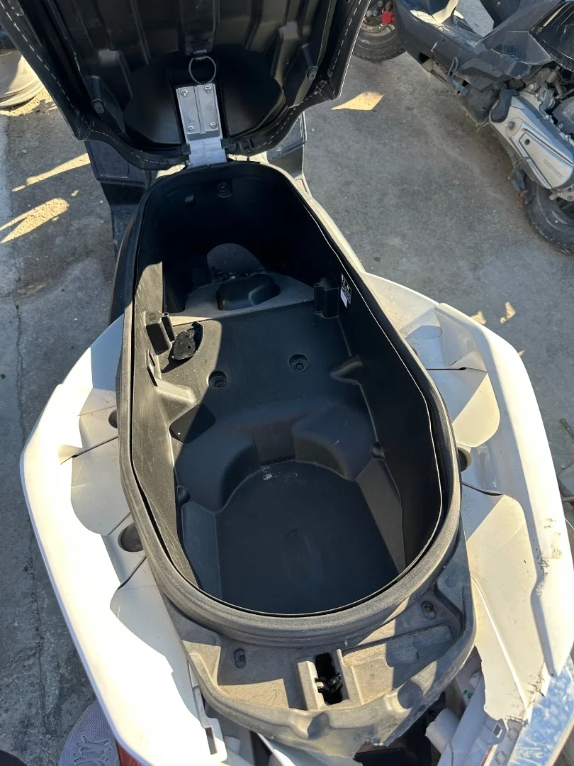 Foto de BAUL BAJO ASIENTO YAMAHA X-MAX 300 292 cm3 - 20.6 kW (0 CV / 0 KW)