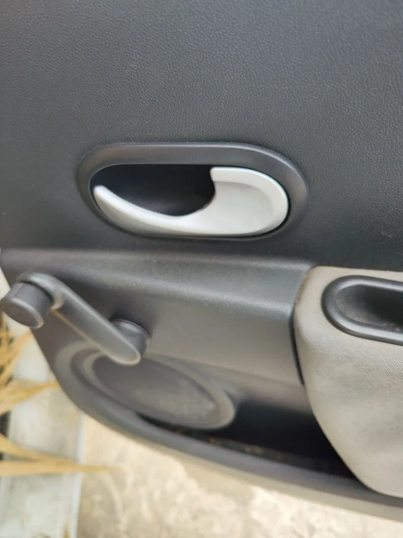 Foto de MANETA INTERIOR TRASERA DERECHA RENAULT CLIO III 1.5 dCi Diesel FAP (75 CV / 55 KW)