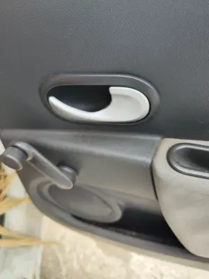 Foto de MANETA INTERIOR TRASERA DERECHA RENAULT CLIO III 1.5 dCi Diesel FAP (75 CV / 55 KW)