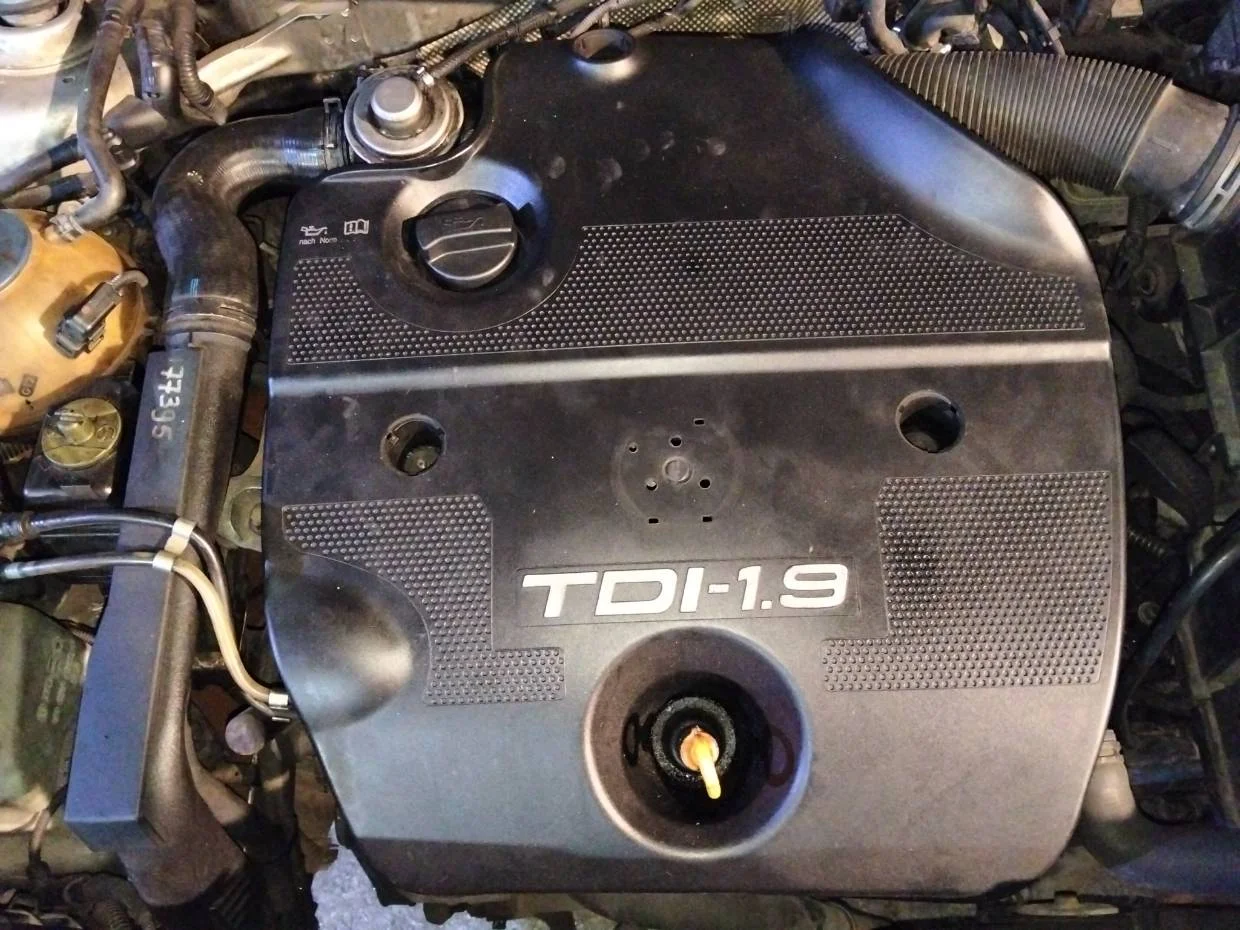 Foto de TAPA MOTOR VOLKSWAGEN GOLF IV BERLINA (1J1)(10.1997)