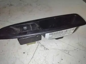 Foto de MANDO ELEVALUNAS TRASERO DERECHO RENAULT CAPTUR I 1.5 dCi Diesel FAP Energy (90 CV / 66 KW) referencia 829614619R foto 3