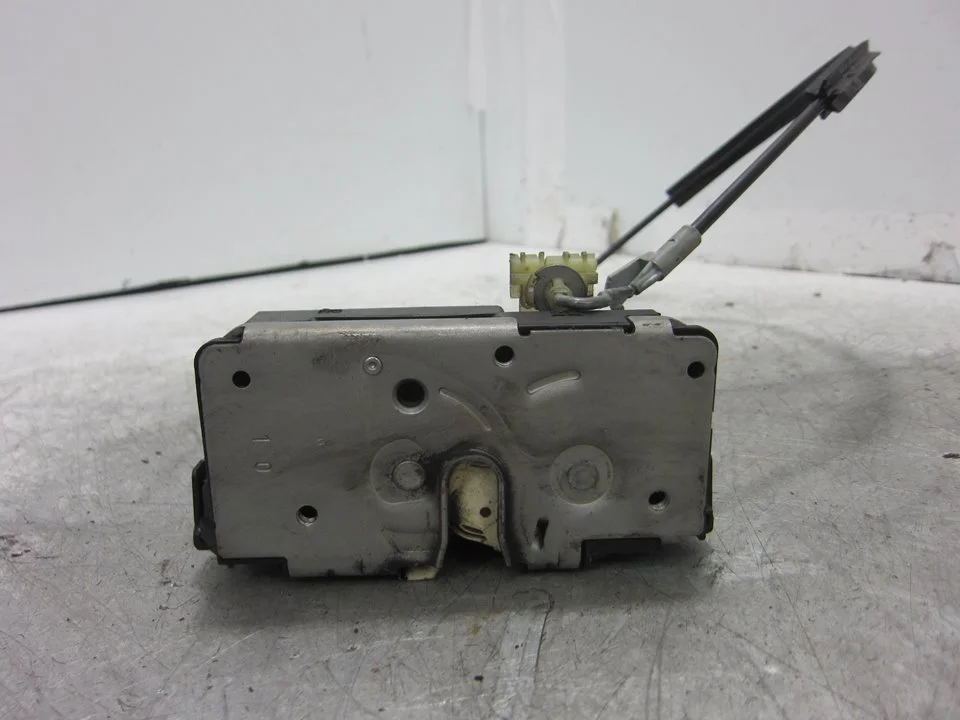 Foto de CERRADURA PUERTA DELANTERA DERECHA OPEL CORSA D 1.2 16V CAT (Z 12 XEP / LB4) (80 CV / 59 KW) referencia 13258274
