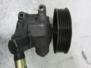 Foto de BOMBA DIRECCION FORD FIESTA (CBK) 1.4 TDCi CAT (68 CV / 50 KW) referencia 96BF3A733AD foto 3