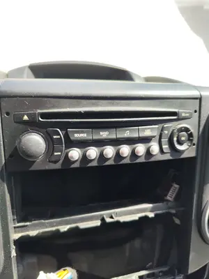 Foto de SISTEMA AUDIO / RADIO CD CITROEN BERLINGO FURGÓN 1.6 16V HDi FAP (75 CV / 55 KW)
