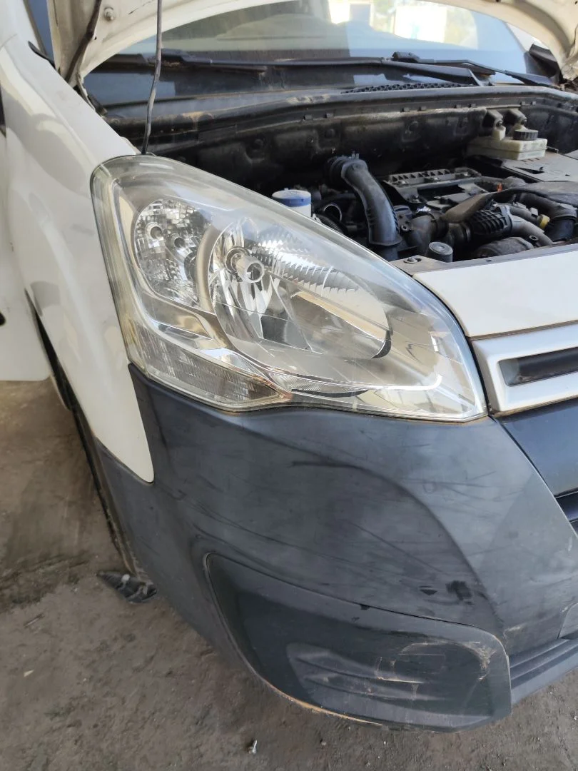 Foto de FARO DERECHO CITROEN BERLINGO FURGÓN 1.6 Blue-HDI FAP (99 CV / 73 KW)