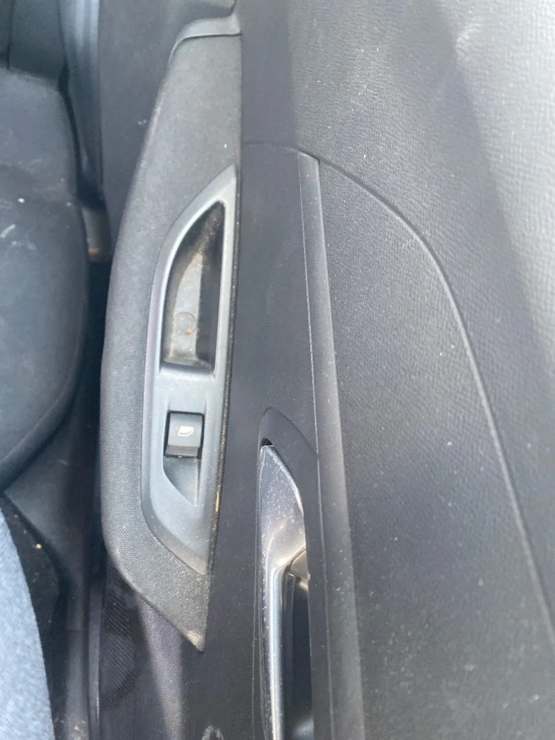 Foto de MANDO ELEVALUNAS TRASERO IZQUIERDO PEUGEOT 208 (P2) 1.2 PureTech (74 CV / 55 KW)