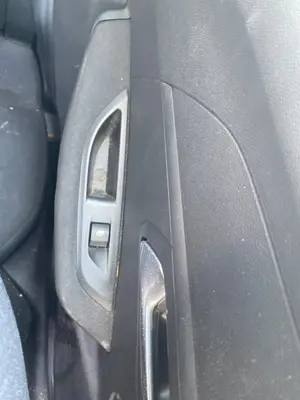 Foto de MANDO ELEVALUNAS TRASERO IZQUIERDO PEUGEOT 208 (P2) 1.2 PureTech (74 CV / 55 KW)