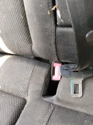 Foto de ENGANCHE CINTURON TRASERO DERECHO AUDI A4 AVANT (8E) 1.9 TDI (131 CV / 96 KW)