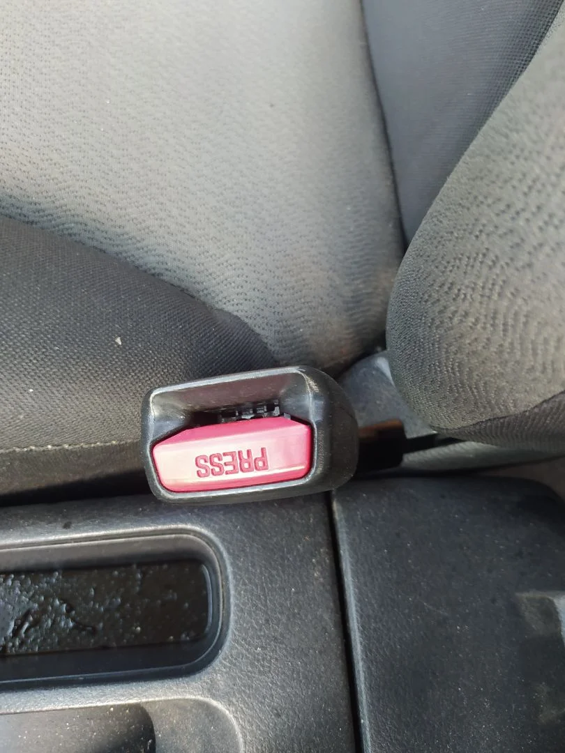 Foto de PRETENSOR AIRBAG DERECHO NISSAN NOTE (E11E) 1.4 CAT (88 CV / 65 KW)