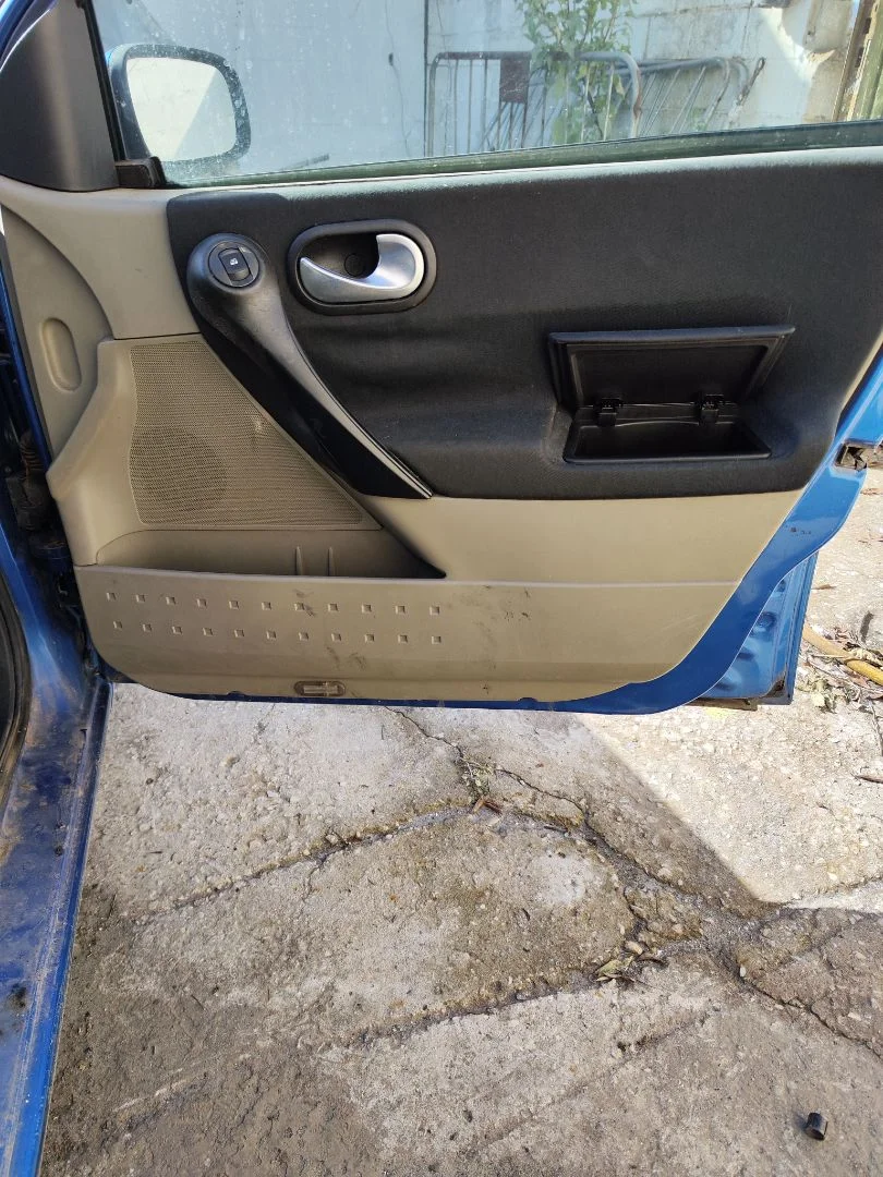 Foto de GUARNECIDO PUERTA DELANTERA DERECHA RENAULT MEGANE II BERLINA 5P 1.5 dCi Diesel (101 CV / 74 KW)