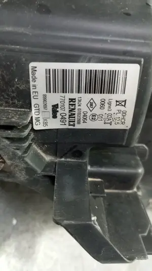 Foto de FARO IZQUIERDO RENAULT CLIO III 1.2 16V (75 CV / 55 KW) referencia 7701070491 foto 3