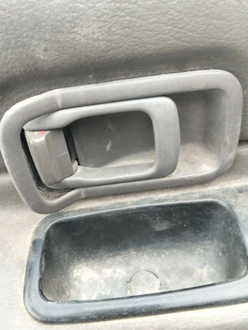Foto de MANETA INTERIOR DELANTERA IZQUIERDA NISSAN VANETTE CARGO 2.3 Diesel (75 CV / 55 KW)