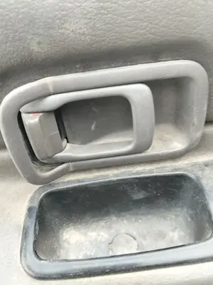 Foto de MANETA INTERIOR DELANTERA IZQUIERDA NISSAN VANETTE CARGO 2.3 Diesel (75 CV / 55 KW)