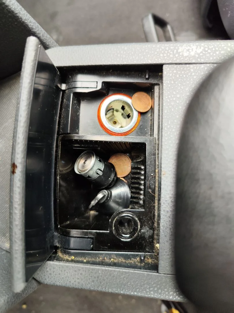 Foto de CENICERO VOLKSWAGEN POLO IV (9N1) 1.4 16V (75 CV / 55 KW)