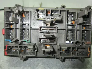 Foto de CAJA RELES / FUSIBLES PEUGEOT 306 3/5 PT. (S1)(01.1993) 1.9 Diesel (68 CV / 50 KW) referencia 9629402380 foto 4