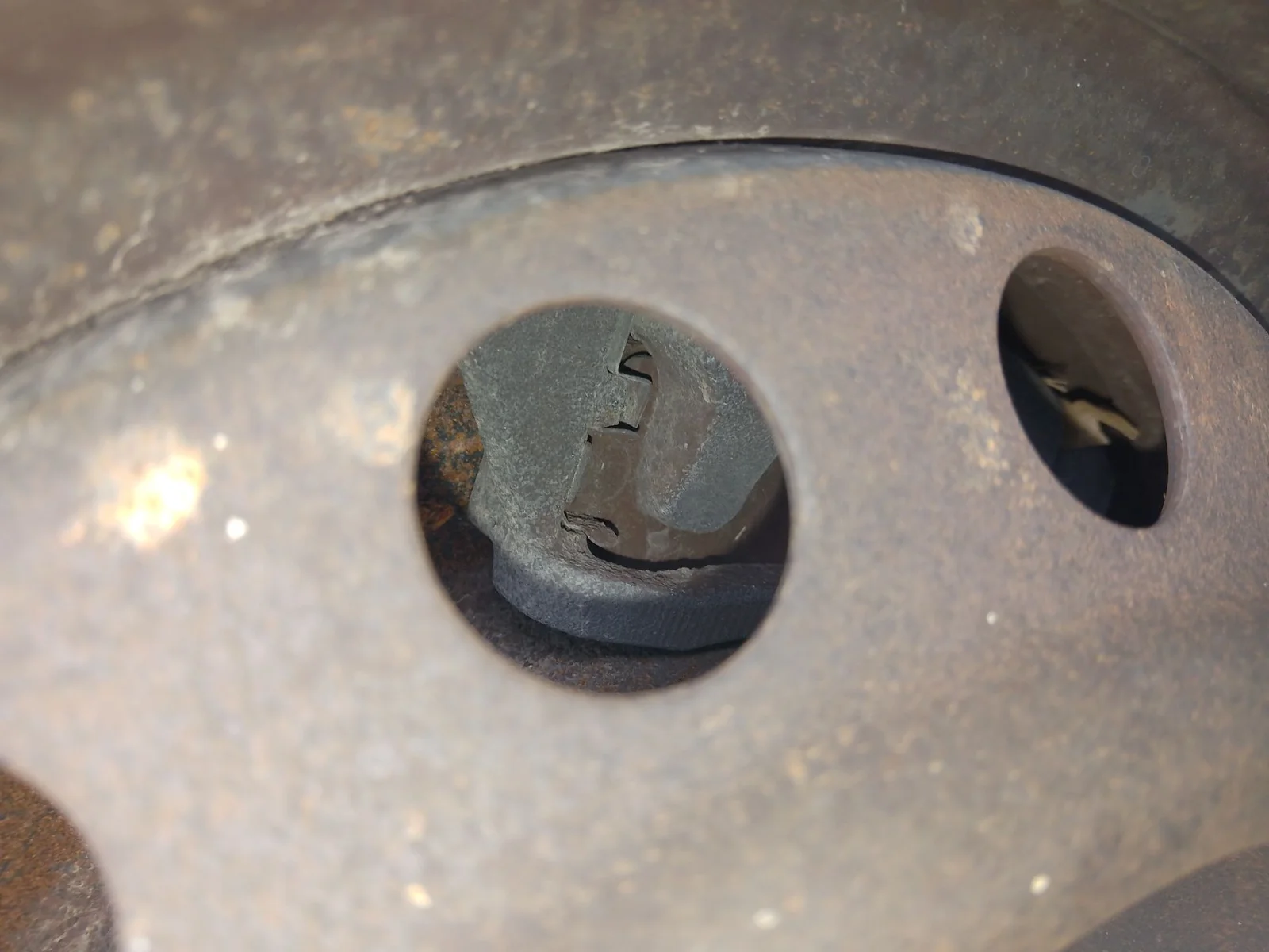 Foto de PINZA DE FRENO TRASERA DERECHA TOYOTA COROLLA (E12) 1.4 16V CAT (97 CV / 71 KW)