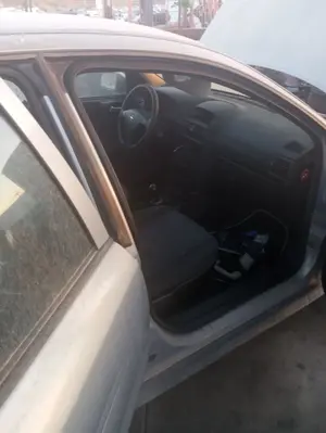 Foto de GOMAS CONTORNO PUERTA OPEL ASTRA G BERLINA 1.6 CAT (Z 16 SE / L55) (84 CV / 62 KW)