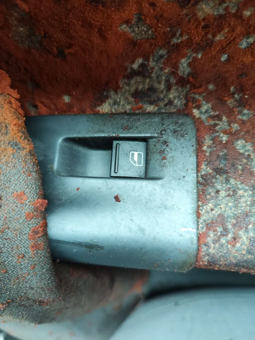 Foto de MANDO ELEVALUNAS TRASERO DERECHO VOLKSWAGEN GOLF V (1K1)(10.2003) 1.4 16V TSI (170 CV / 125 KW)