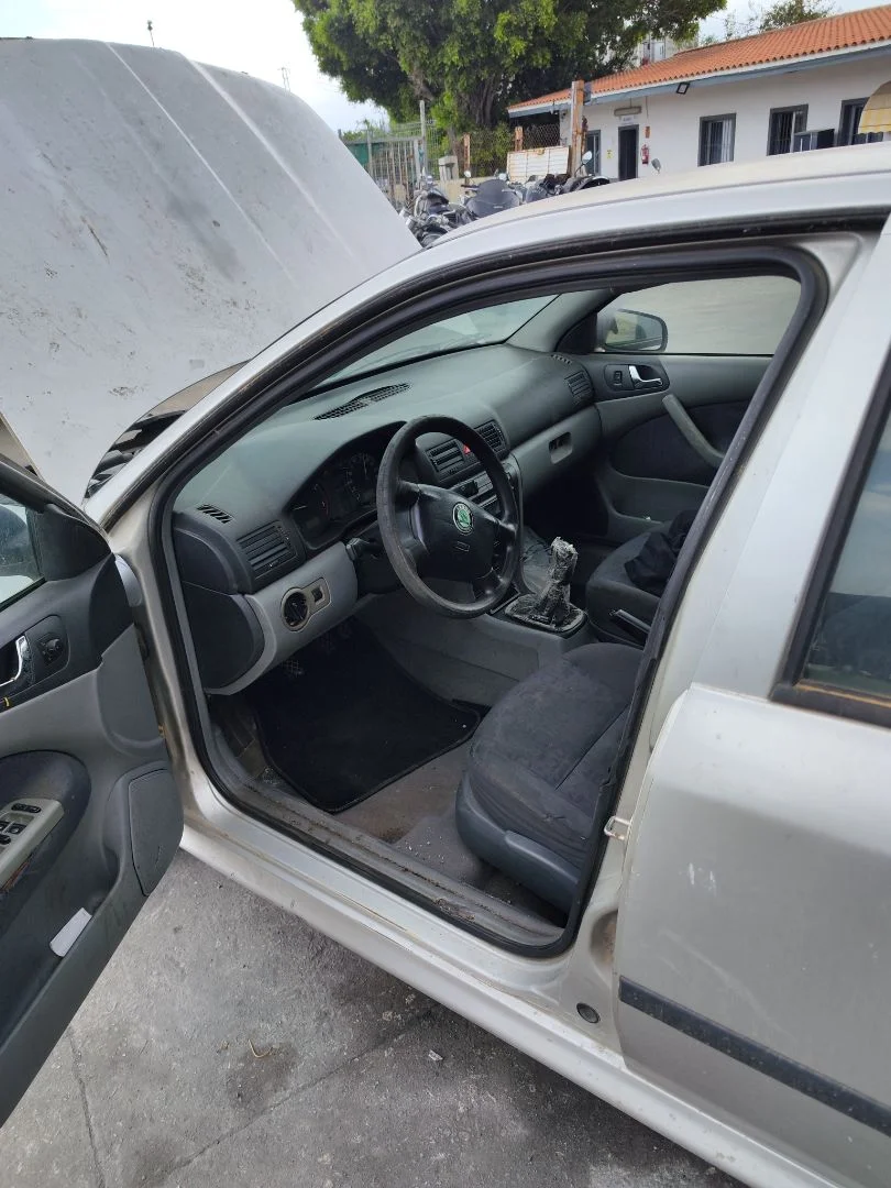 Foto de GOMAS CONTORNO PUERTA SKODA OCTAVIA BERLINA (1U2) 1.9 TDI (90 CV / 66 KW) referencia 1Z0867365