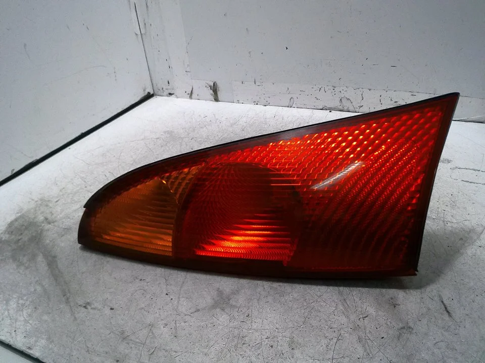 Foto de PILOTO TRASERO IZQUIERDO FORD FOCUS BERLINA (CAK) 2.0 16V CAT (131 CV / 96 KW) referencia 1M5113405.