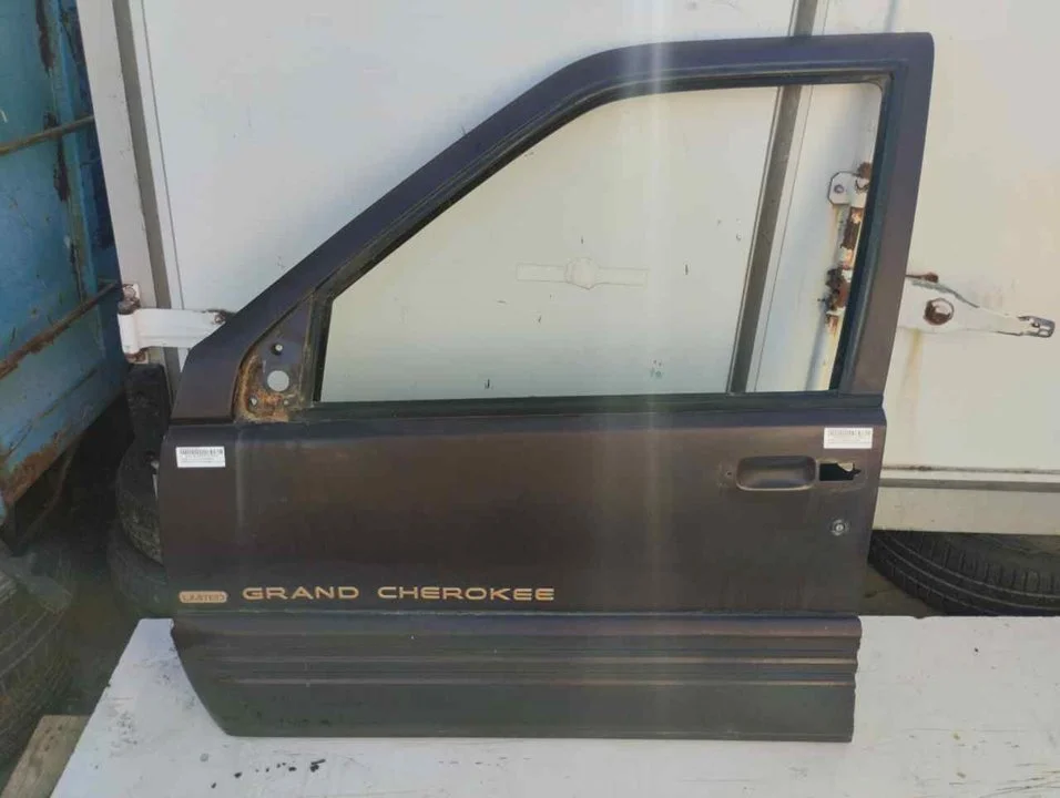 Foto de PUERTA DELANTERA IZQUIERDA CHRYSLER JEEP GR.CHEROKEE (ZJ)/(Z) 5.2 V8 CAT (211 CV / 155 KW)