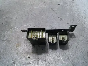 Foto de CAJA RELES / FUSIBLES CHRYSLER STRATUS JX CABRIO 2.5 CAT (163 CV / 120 KW) referencia 04671266 foto 4