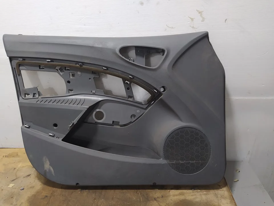 Foto de GUARNECIDO PUERTA DELANTERA IZQUIERDA SEAT IBIZA BERLINA (6J5) 1.4 TDI (80 CV / 59 KW) referencia 6J4867011A