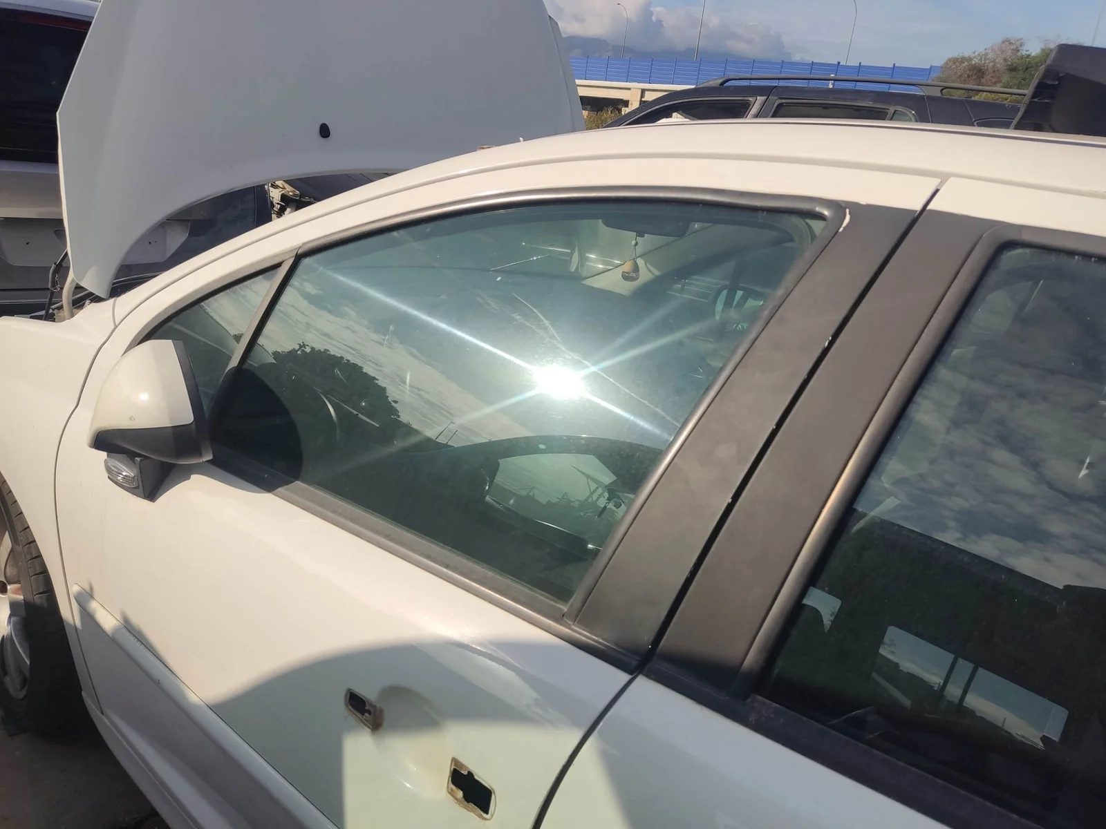 Foto de LUNA DELANTERA IZQUIERDA PEUGEOT 207 SW 1.4 16V VTi (95 CV / 70 KW) referencia 9201J0