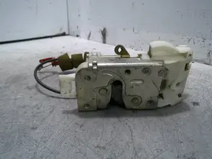 Foto de CERRADURA PUERTA DELANTERA DERECHA FORD MONDEO BERLINA (GE) 2.0 16V DI TD CAT (116 CV / 85 KW) referencia 1S7AF21812KA