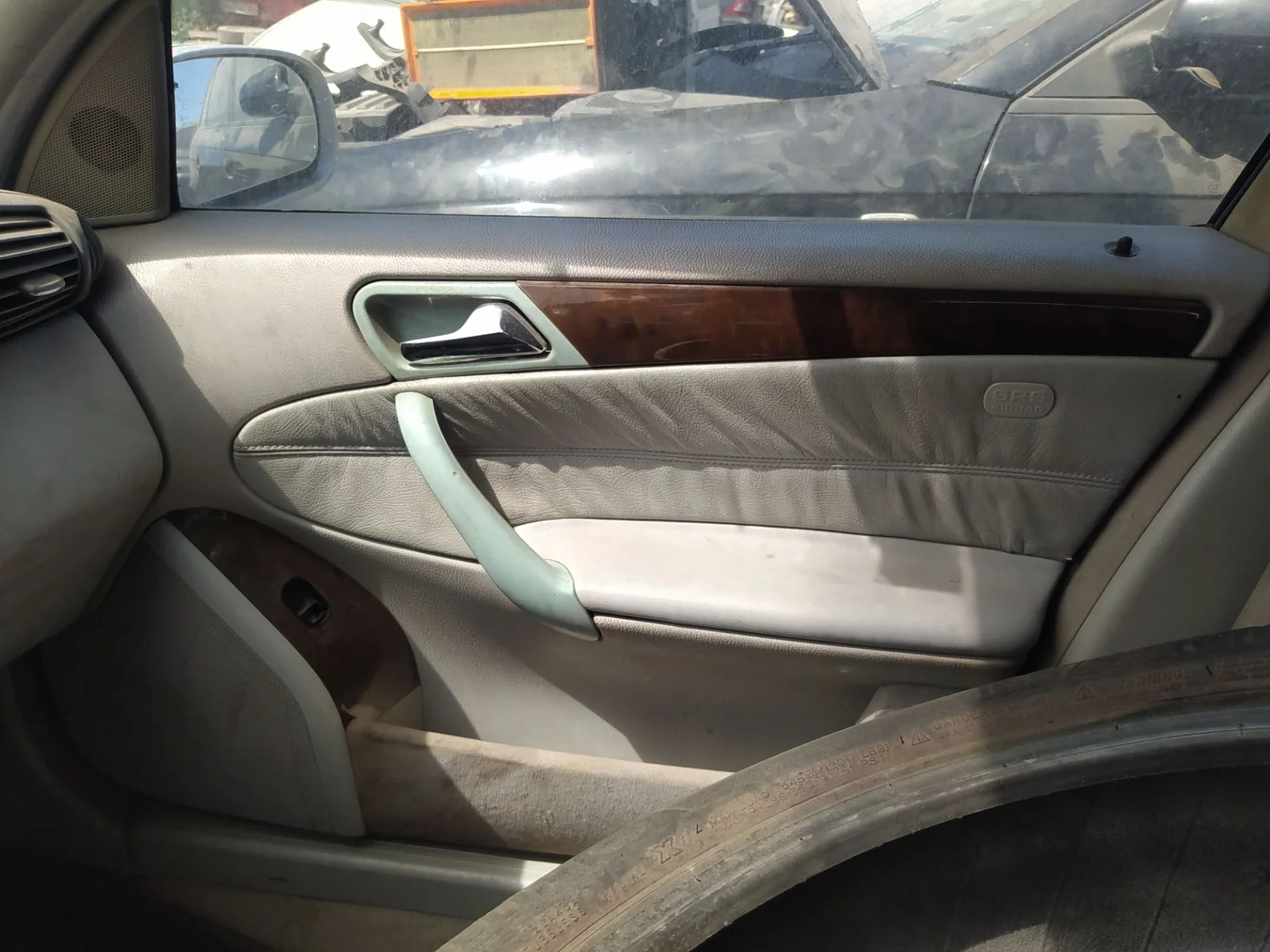 Foto de CERRADURA PUERTA DELANTERA DERECHA MERCEDES-BENZ CLASE C (BM 203) BERLINA 2.2 CDI CAT (143 CV / 105 KW) referencia A2037200435