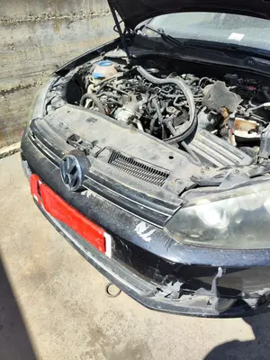 Foto de REJILLA DELANTERA VOLKSWAGEN GOLF VI (5K1)(10.2008) 2.0 TDI (110 CV / 81 KW) foto 2