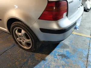 Foto de PARAGOLPES TRASERO VOLKSWAGEN GOLF IV BERLINA (1J1)(10.1997) foto 2