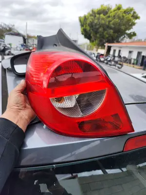 Foto de PILOTO TRASERO IZQUIERDO RENAULT CLIO III 1.2 16V (75 CV / 55 KW)