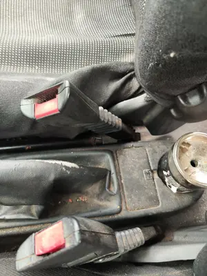 Foto de ENGANCHE CINTURON DELANTERO DERECHO OPEL CORSA C 1.2 16V CAT (Z 12 XEP / LB4) (80 CV / 59 KW)